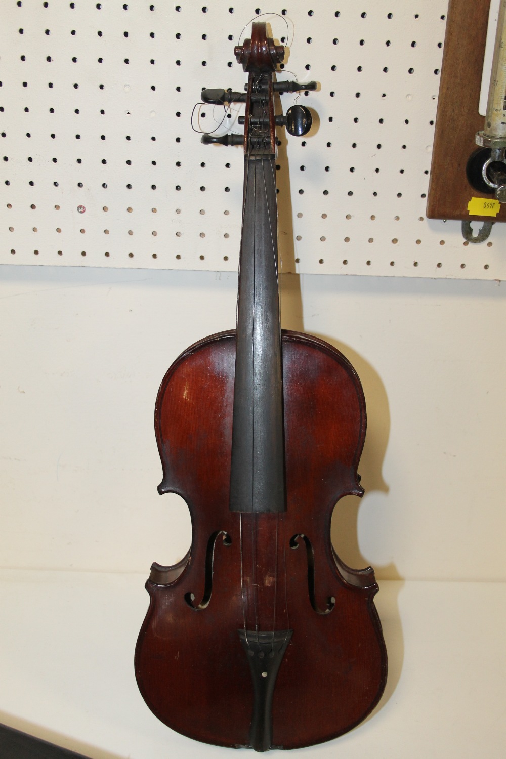 A CASED VINTAGE VIOLIN WITH TWO PIECE BACK - INTERIOR LABEL THE MAIDSTONE, BACK L 34 CM, TOGETHER - Image 2 of 3