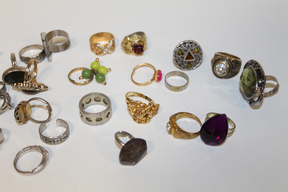 A QUANTITY OF COSTUME JEWELLERY DRESS RINGS - Image 2 of 3