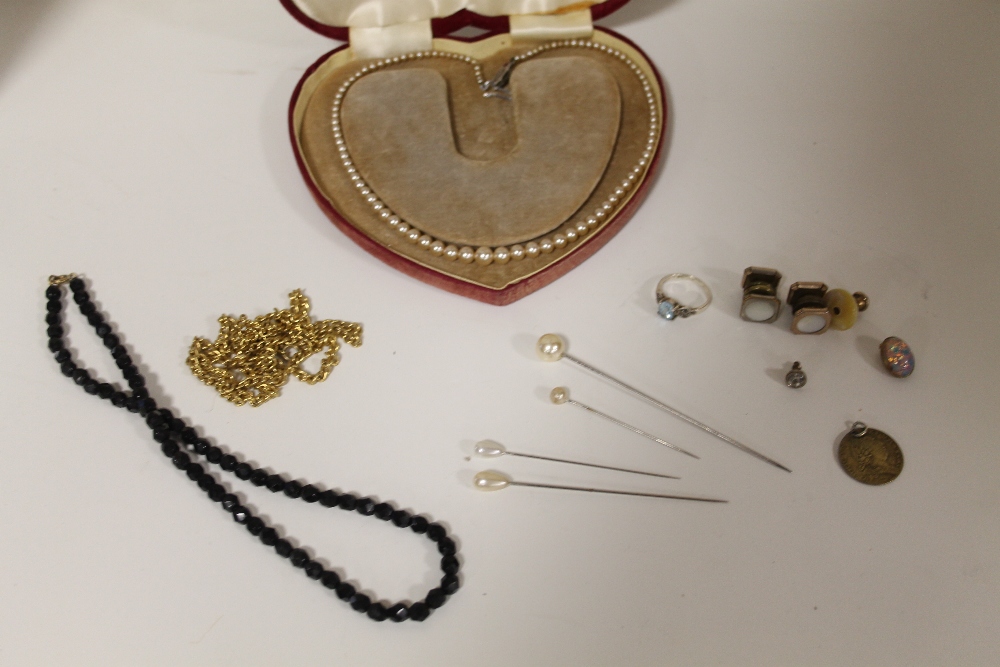 A COLLECTION OF COSTUME JEWELLERY TO INCLUDE A SILVER DRESS RING, FAUX PEARL NECKLACE ETC.
