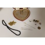 A COLLECTION OF COSTUME JEWELLERY TO INCLUDE A SILVER DRESS RING, FAUX PEARL NECKLACE ETC.