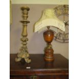 A MODERN CLASSICAL ADAMS STYLE TABLE LAMP AND SHADE H-71 CM (OVERALL) AND A GILT PORCELAIN STAND H-