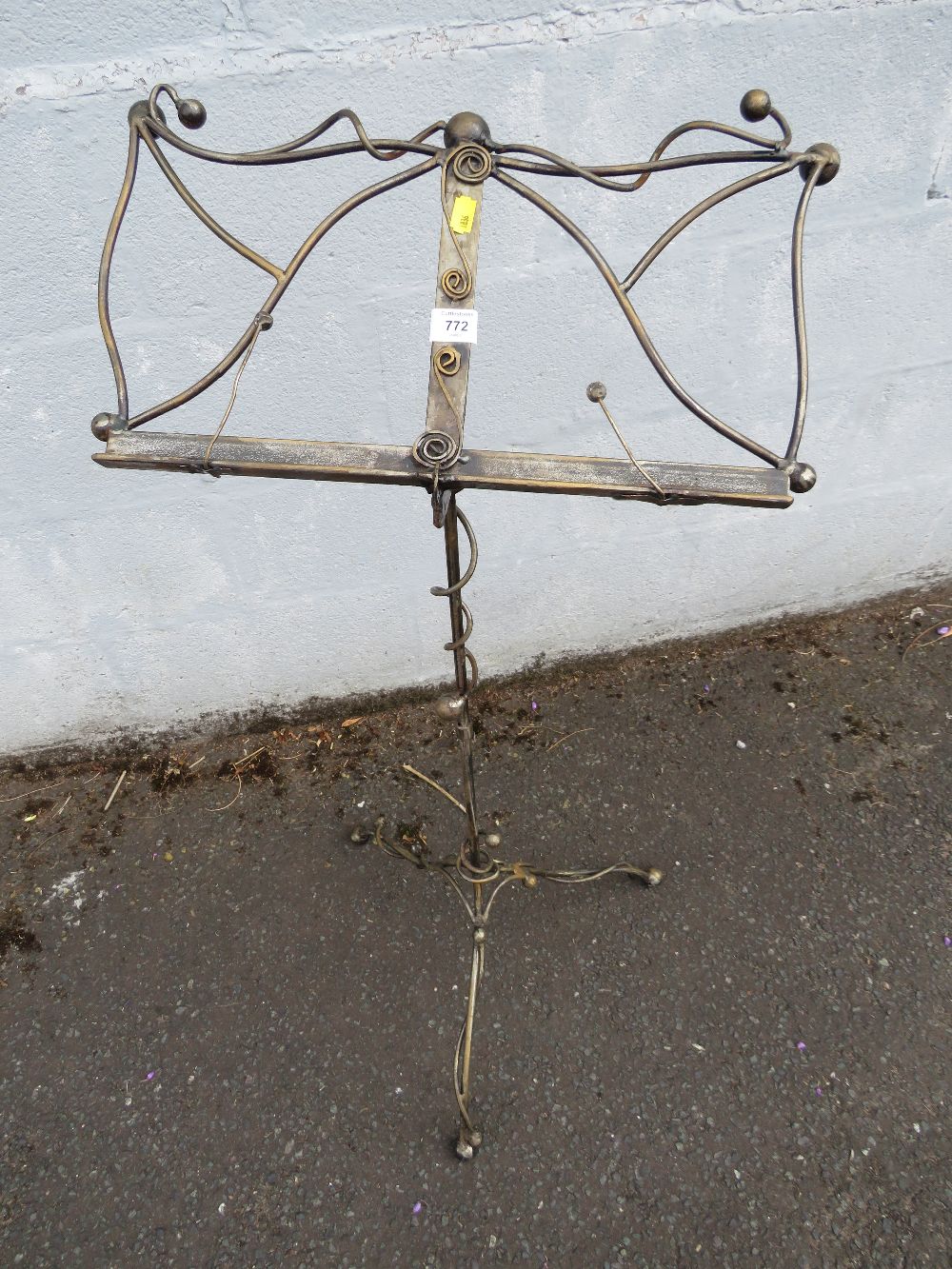 AN UNUSUAL METAL MUSIC STAND H-110 CM - Image 2 of 3