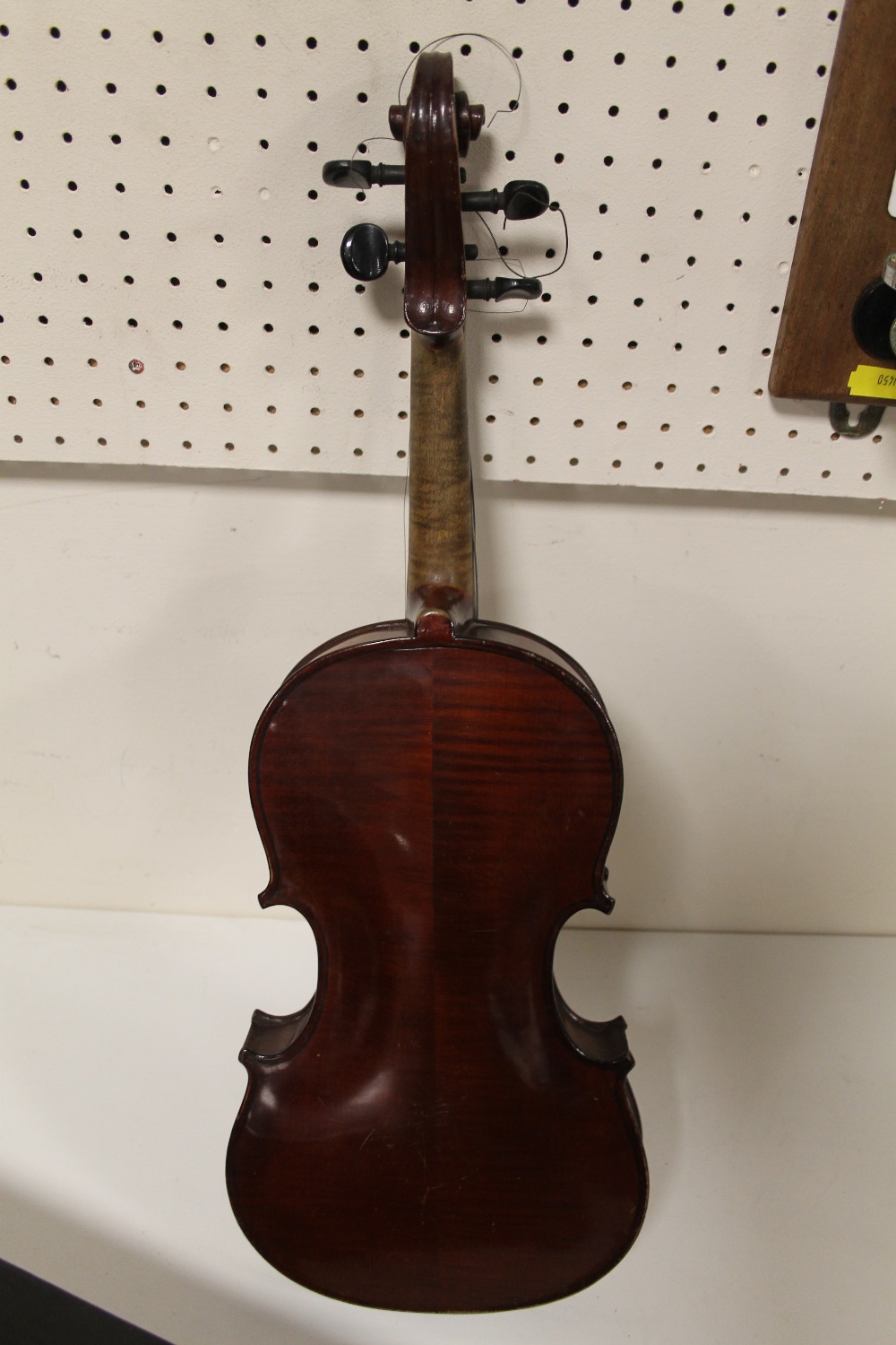 A CASED VINTAGE VIOLIN WITH TWO PIECE BACK - INTERIOR LABEL THE MAIDSTONE, BACK L 34 CM, TOGETHER - Image 3 of 3