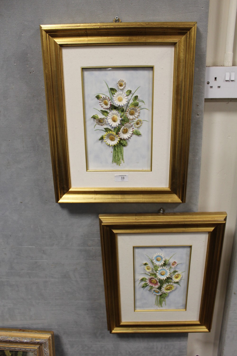 TWO GILT FRAMED 3D PICTURES OF A DAISIES , OVERALL SIZE INCLUDING FRAME 40 X 50 CM