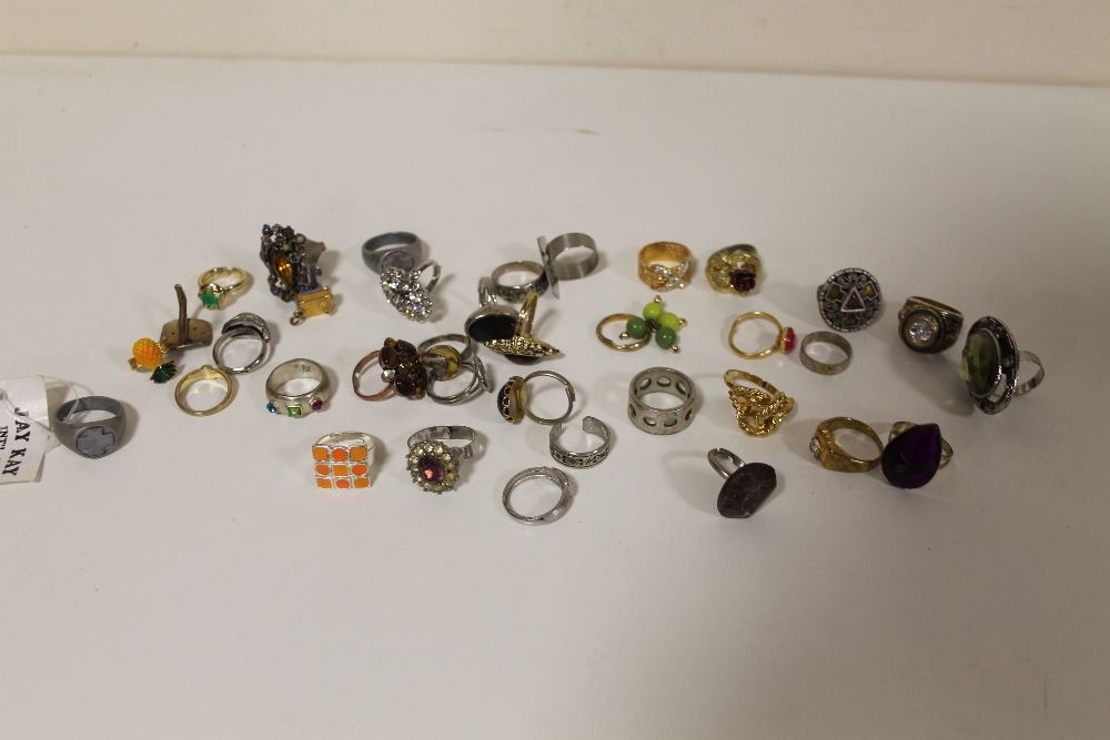 A QUANTITY OF COSTUME JEWELLERY DRESS RINGS