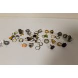 A QUANTITY OF COSTUME JEWELLERY DRESS RINGS