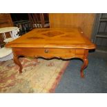 A MODERN LOW CHERRY? COFFEE TABLE WITH SINGLE DRAWER H-44 CM W-97 CM