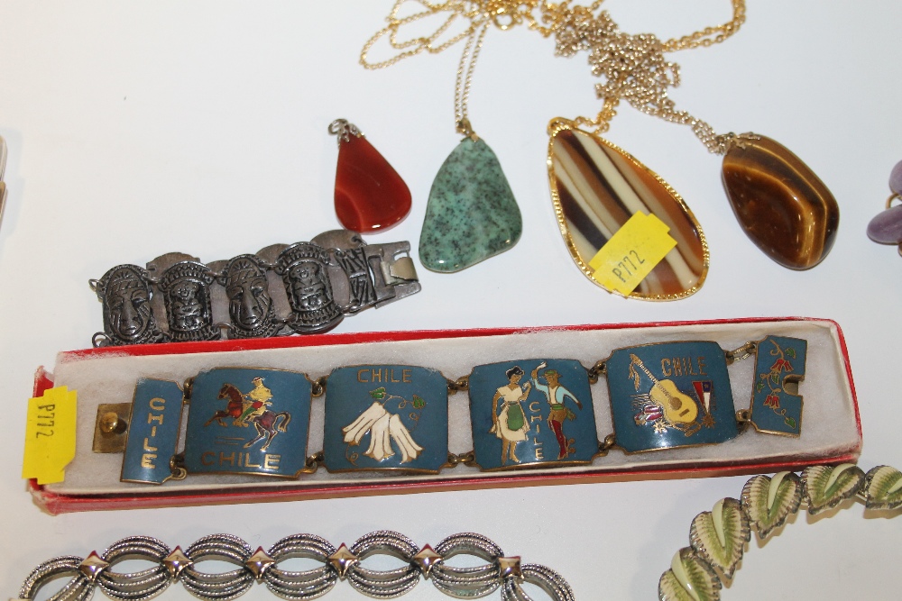 A COLLECTION OF COSTUME JEWELLERY TO INCLUDE ENAMELLED PANEL BRACELET, POLISHED STONE PENDANTS - Image 2 of 2