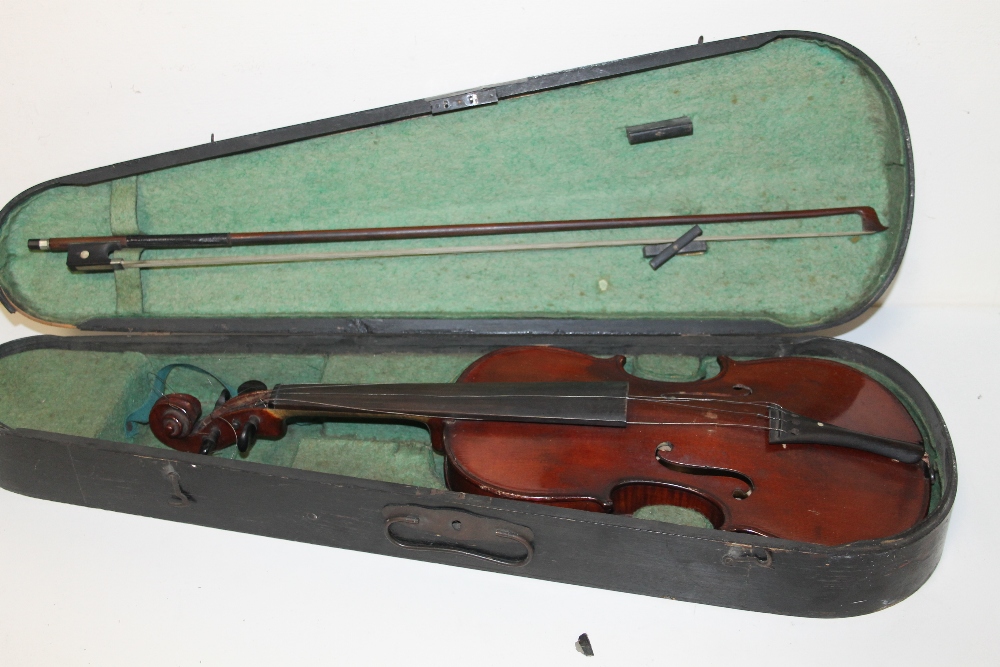 A CASED VINTAGE VIOLIN WITH TWO PIECE BACK - INTERIOR LABEL THE MAIDSTONE, BACK L 34 CM, TOGETHER