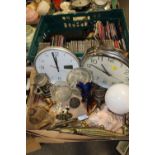 A TRAY OF COLLECTABLES TO INCLUDE MODERN CIRCULAR WALL CLOCKS, STUDIO GLASS VASE ETC. TOGETHER