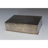 A HALLMARKED SILVER TABLE TOP CIGARETTE BOX - BIRMINGHAM 1952, in an Art Deco style, W 17.5 cm