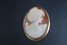 A HALLMARKED 9 CARAT GOLD CAMEO BROOCH, H 5 cm in bail