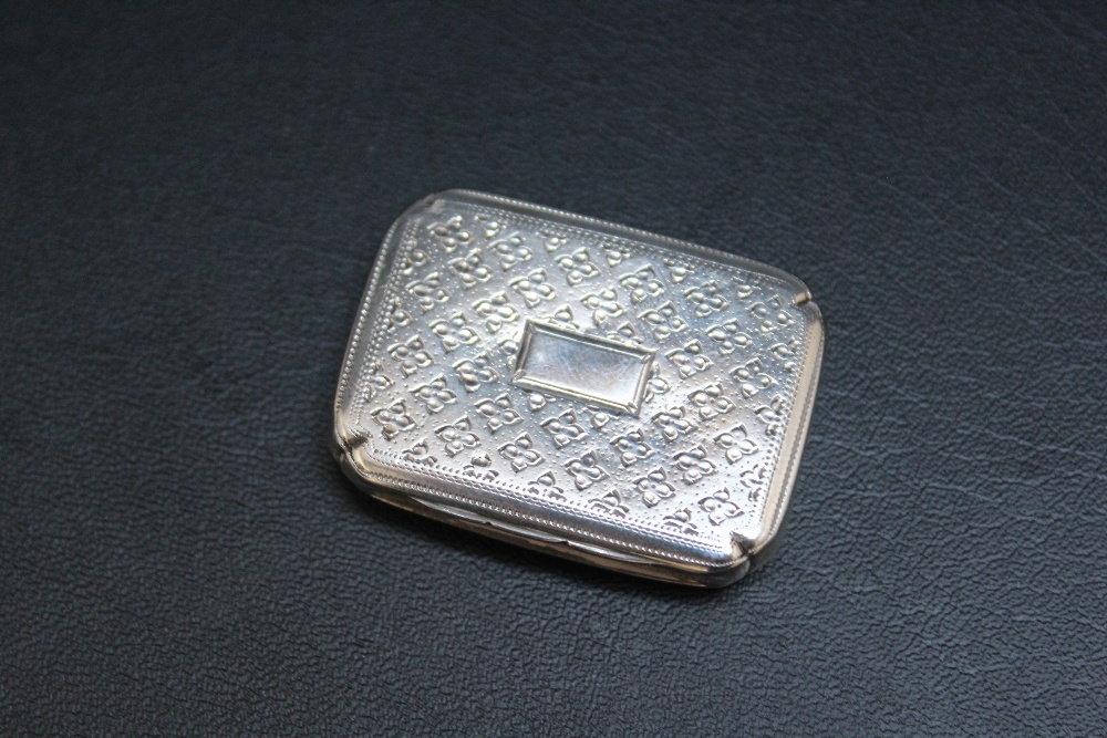 A HALLMARKED SILVER VINAIGRETTE - BIRMINGHAM 1817, with corner detailing floral basket design to