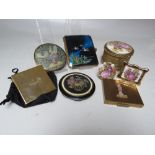 A SMALL SELECTION OF VINTAGE LADIES COMPACTS, to include a Vogue Garnities powder compact and a