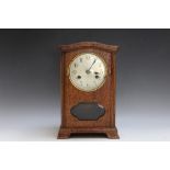 AN OAK MANTEL CLOCK, H 31 cm