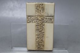 AN EARLY 20TH CENTURY IVORY CARD CASE, with engraved 'cross' decoration depicting foliate, figures