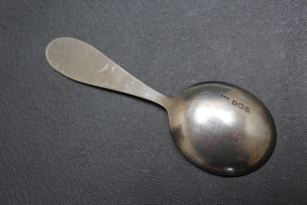 A HALLMARKED SILVER 'LITTLE MISS MUFFET' NURSERY SPOON - BIRMINGHAM 1913, L 9.5 cm - Image 2 of 2