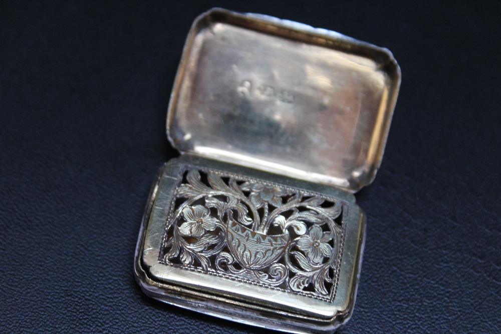 A HALLMARKED SILVER VINAIGRETTE - BIRMINGHAM 1817, with corner detailing floral basket design to - Image 2 of 4