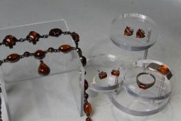 A MODERN SILVER AND AMBER CABOCHON SET NECKLACE, the alternating oval and circular polished stones