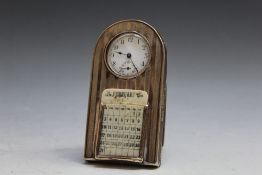 A HALLMARKED SILVER COMBINATION DESK CLOCK AND CALENDAR - BIRMINGHAM 1913, H 10 cm