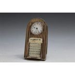 A HALLMARKED SILVER COMBINATION DESK CLOCK AND CALENDAR - BIRMINGHAM 1913, H 10 cm