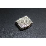 A SMALL HALLMARKED SILVER VINAIGRETTE - BIRMINGHAM 1822, with floral pierced grille, W 2 cm