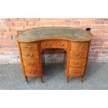 AN EDWARDIAN MAHOGANY INLAID KIDNEY SHAPED DESK, having inset green tooled leather writing