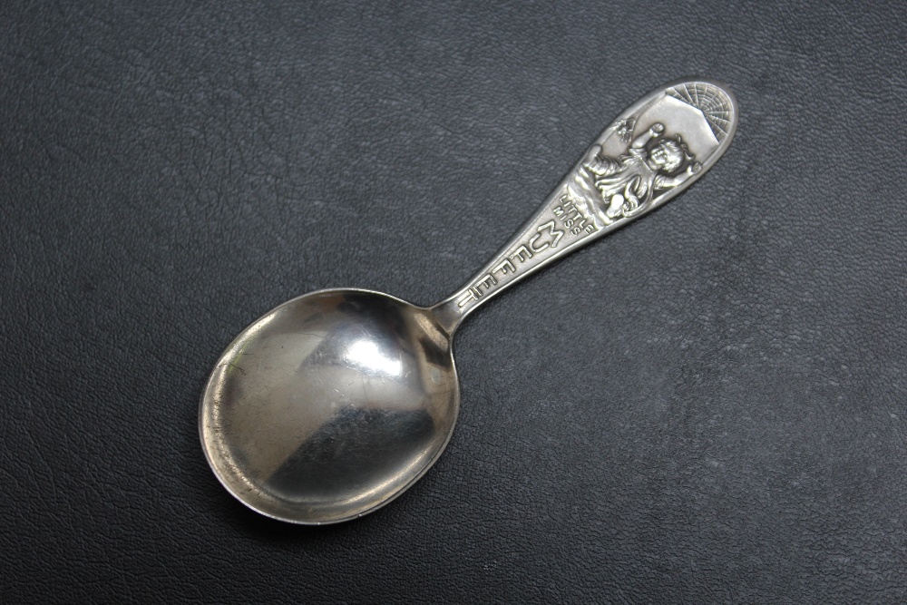 A HALLMARKED SILVER 'LITTLE MISS MUFFET' NURSERY SPOON - BIRMINGHAM 1913, L 9.5 cm