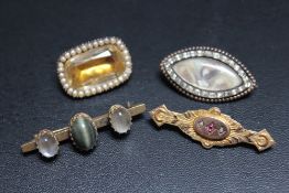 FOUR VINTAGE BROOCHES, to include a 9ct gold example, approx weight 1.5g, W 4 cm, mourning