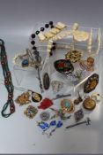 A COLLECTION OF VINTAGE COSTUME JEWELLERY, to include a selection of brooches an single strand