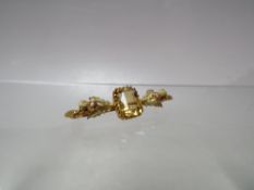 A 15CT GOLD SCOTTISH THEMED DECORATIVE BROOCH, stamped 15ct, set with central faceted citrine,