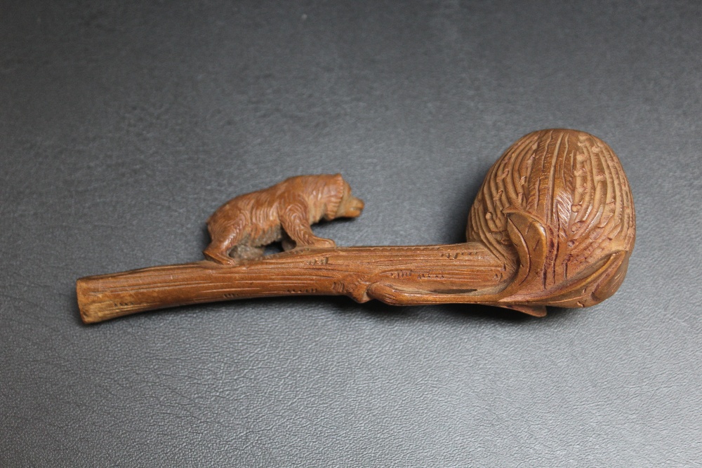 A BLACK FOREST STYLE PIPE CARVED WITH A BEAR, W 13 cm - Image 2 of 2