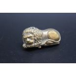 A NOVELTY BRASS VESTA IN THE FORM OF A LION, W 4.25 cm