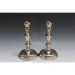 A PAIR OF HALLMARKED SILVER CANDLESTICKS - BIRMINGHAM 1998, having filled bases, H 17 cm