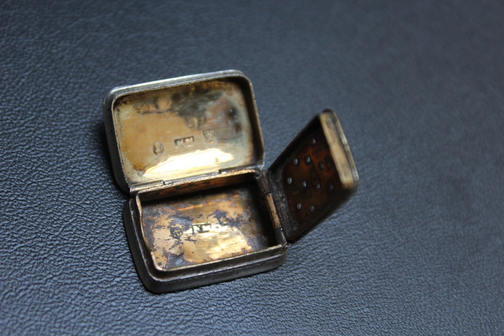 NATHANIEL MILLS - A HALLMARKED SILVER VINAIGRETTE - BIRMINGHAM 1834, with raised border, W 2 cm - Image 3 of 4