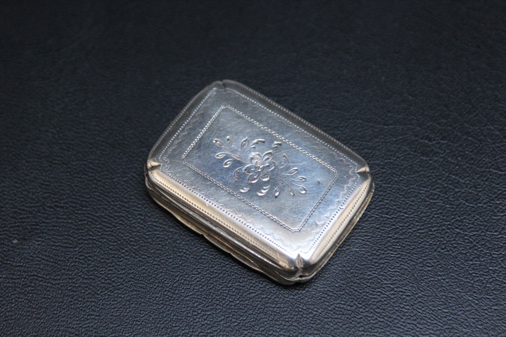 A HALLMARKED SILVER VINAIGRETTE - BIRMINGHAM 1817, with corner detailing floral basket design to - Image 4 of 4