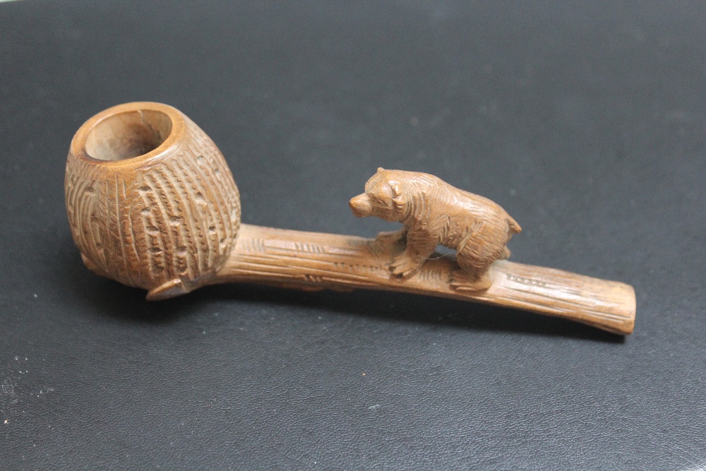 A BLACK FOREST STYLE PIPE CARVED WITH A BEAR, W 13 cm