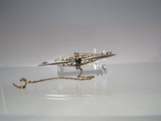 AN UNMARKED WHITE AND YELLOW METAL DIAMOND AND SAPPHIRE SET BAR BROOCH, approx W 4.9 cm, approx 3.