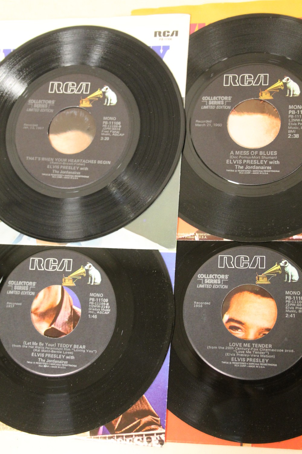 A COLLECTION OF ELVIS PRESLEY RELATED 45 RPM 7" SINGLES AND EPS ETC., to include a Spanish compact - Image 5 of 6