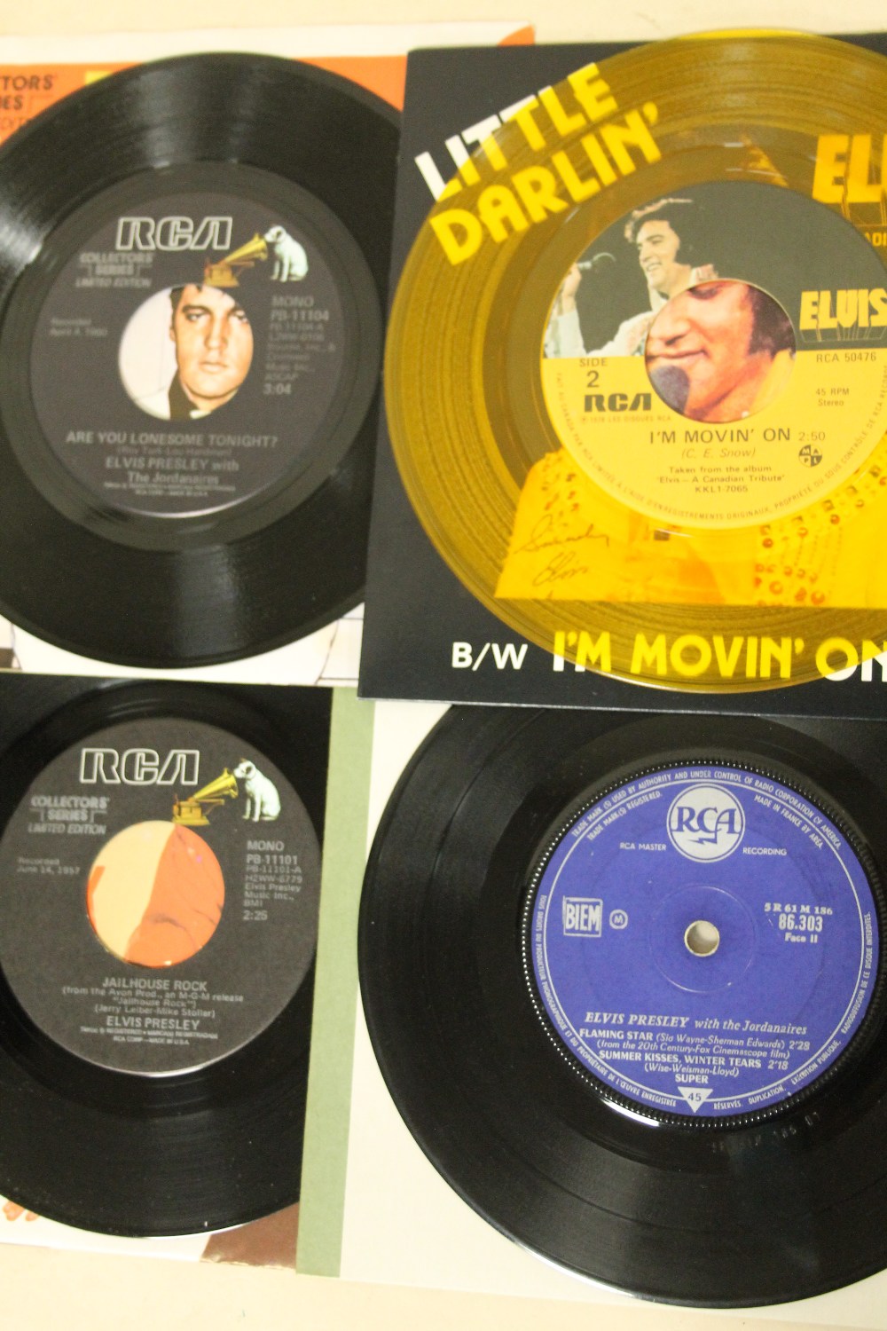 A COLLECTION OF ELVIS PRESLEY RELATED 45 RPM 7" SINGLES AND EPS ETC., to include a Spanish compact - Image 6 of 6