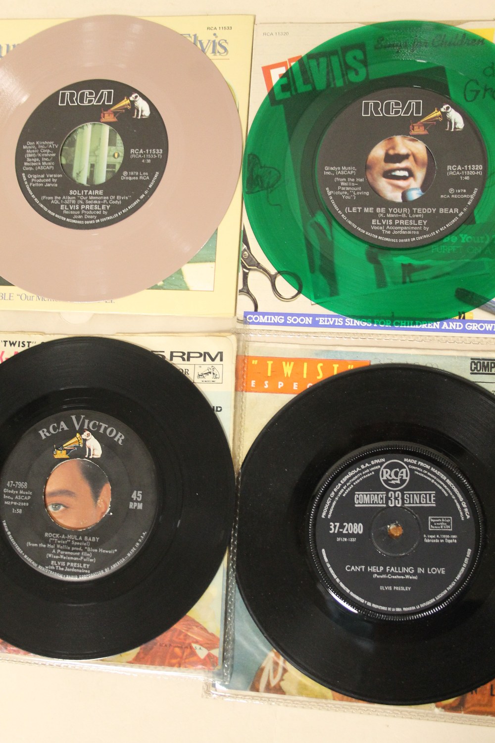 A COLLECTION OF ELVIS PRESLEY RELATED 45 RPM 7" SINGLES AND EPS ETC., to include a Spanish compact - Image 3 of 6