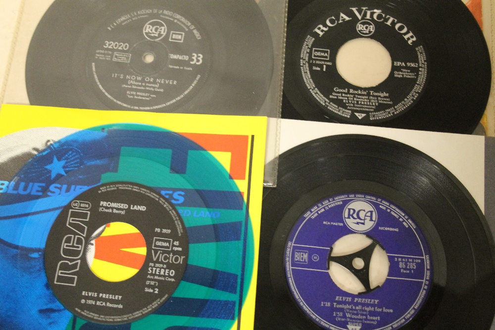 A COLLECTION OF ELVIS PRESLEY RELATED 45 RPM 7" SINGLES AND EPS ETC., to include a Spanish compact - Image 4 of 6