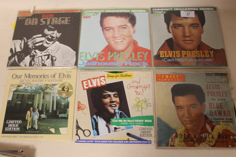 A COLLECTION OF ELVIS PRESLEY RELATED 45 RPM 7" SINGLES AND EPS ETC., to include a Spanish compact - Image 2 of 6