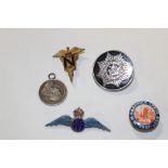 A HALLMARKED SILVER AND TORTOISESHELL BADGE / BROOCH, RAF BADGE ETC