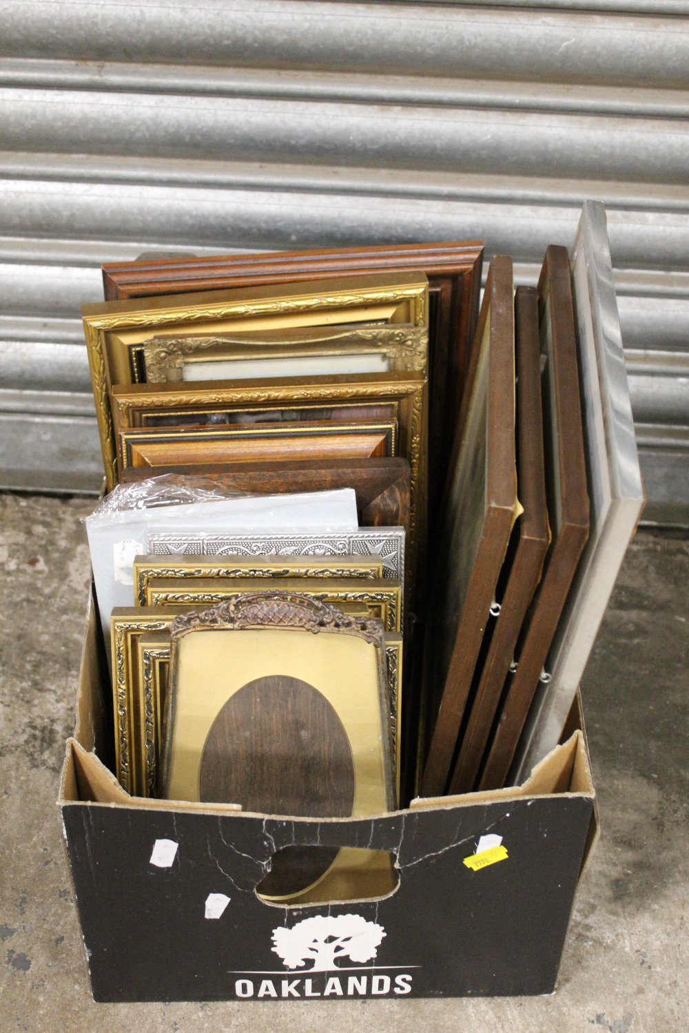 A SMALL TRAY OF PICTURES TO INCLUDE PORTRAIT ENGRAVINGS, FRAMES ETC.