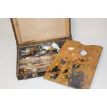 A VINTAGE ARTISTS PAINT BOX WITH PAINTS, BRUSH AND PALETTE, H 6 cm, W 25 cm, L 35 cm