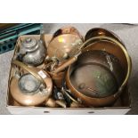 A BOX OF ASSORTED METALWARE TO INCLUDE A VINTAGE COPPER KETTLE