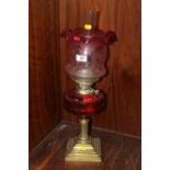 A VINTAGE BRASS COLUMN OIL LAMP WITH PINK GLASS FONT AND FRILLED GLASS SHADE, H 58 CM