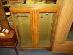 A VINTAGE WALNUT GLAZED CHINA CABINET W-90 CM