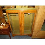 A VINTAGE WALNUT GLAZED CHINA CABINET W-90 CM